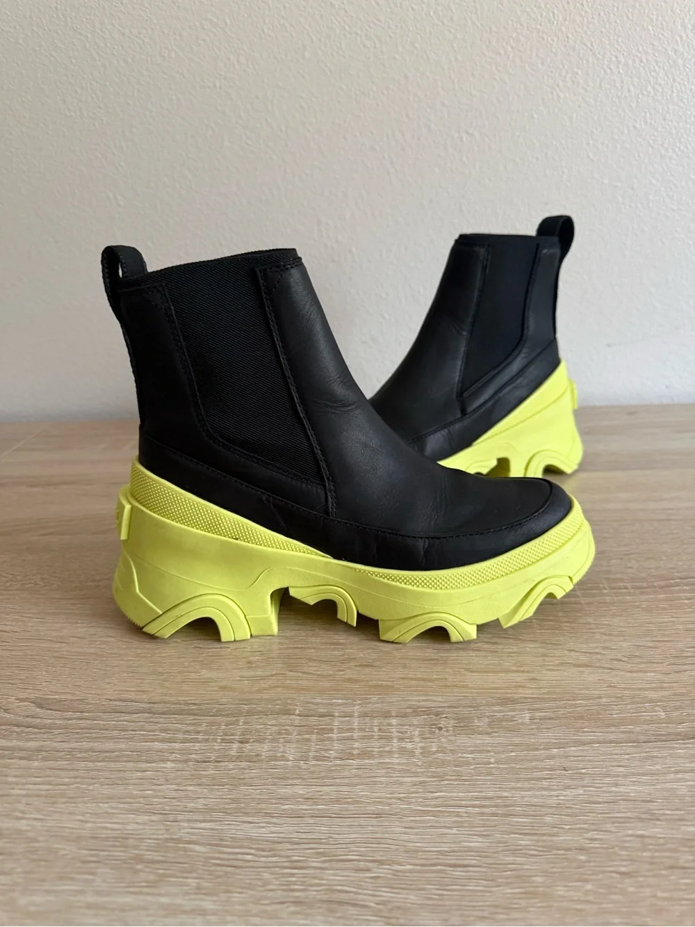 Sorel Brex Chelsea Boots Black Leather Neon Green Platform Waterproof Sz 5.5/6